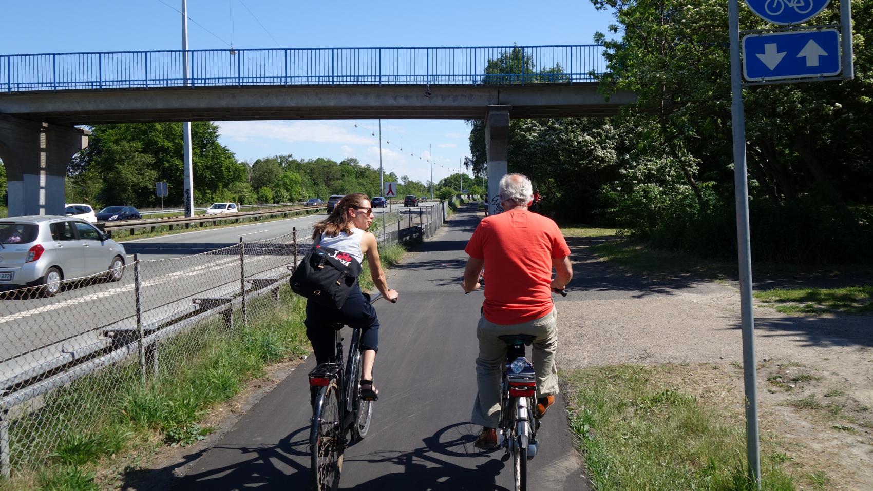 Bidirectional cycle paths are not very common in Denmark. But the options to cross to the other side of the motorway are limited and it would be unrealistic to expect cyclists to make detours that would be necessary in case of unidirectional cycle paths.