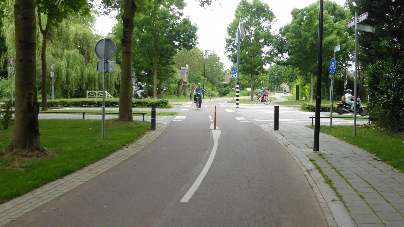 Clear priority of the cycle highway (Burgemeester van Suchtelenstraat) over Wilhelminalaan in Beuningen.
