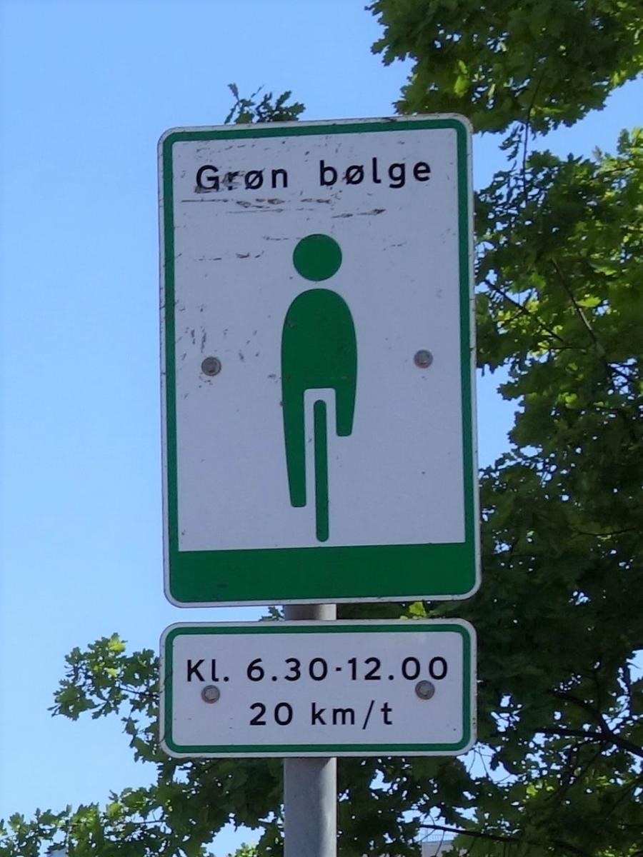 20 km/h green wave sign in the direction of city centre.