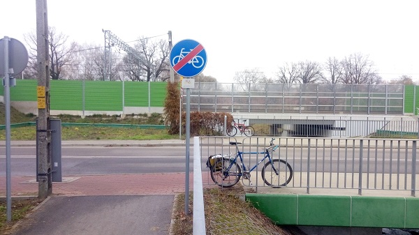 Example of a barrier created by a TEN-T project in Zielonka, Poland. A cycle lane, co-funded by the EU through Integrated Territorial Investments, is interrupted by an upgraded section of Rail Baltica, co-funded by the EU through Cohesion Funds. © Aleksander Buczynski