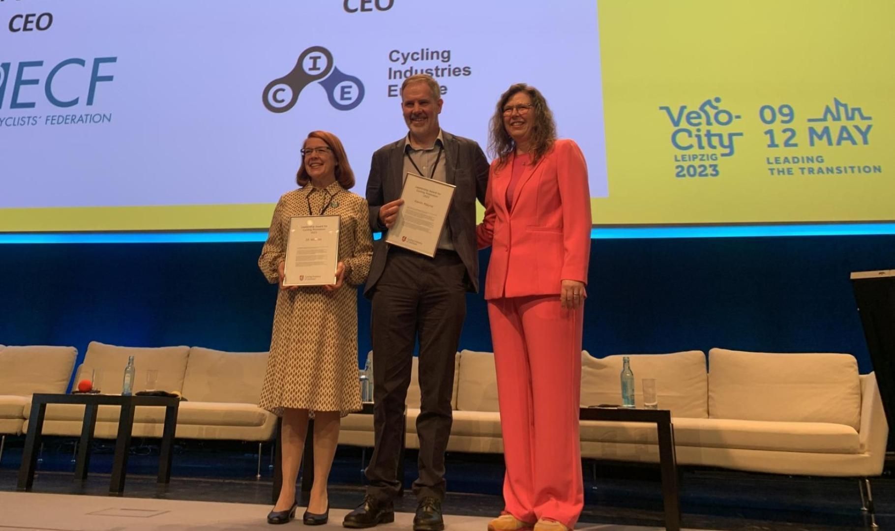 Kevin Mayne and Jill Warren receive the Danish Cycling Embassy Leadership in Cycling Promotion Award
