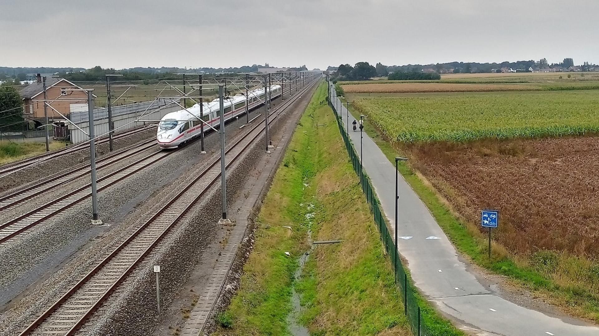 The cycle highway F3 Brussels – Leuven utilises the service roads built as a part of upgrade of the TEN-T railway to a high-speed line. 