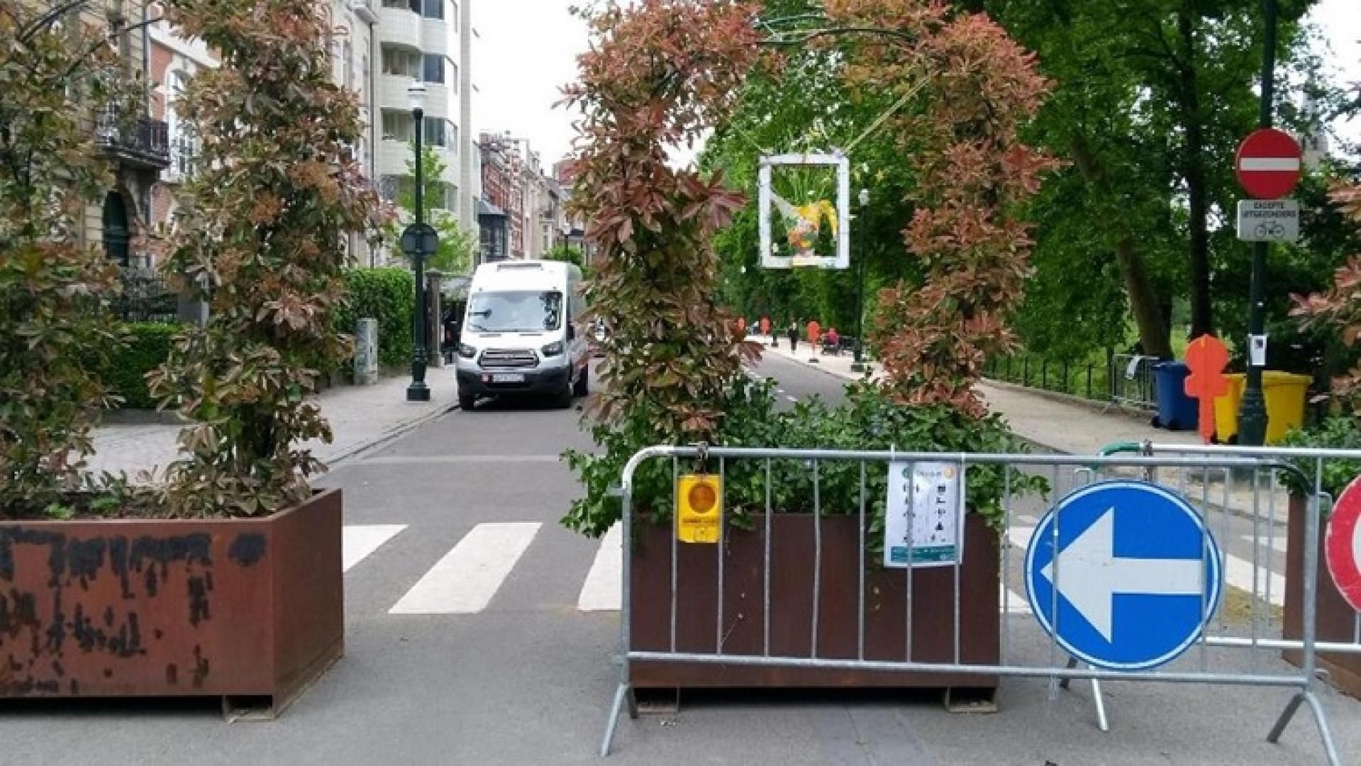 “Corona-flowerpots” filtering out car traffic on Avenue Charles de Gaulle in the municipality of Ixelles. 