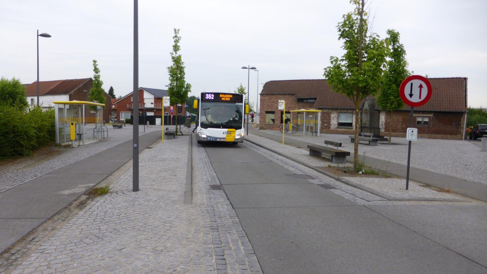 When the bus stops, cars driving in both directions must wait and pedestrians can safely cross the carriageway. Cycle traffic is not interrupted.
