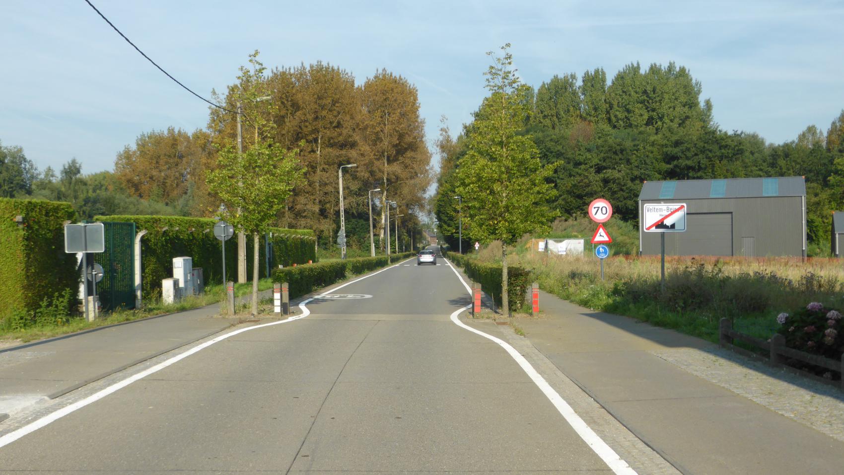 As the road leaves the village, speed limit is raised to 70 km/h and higher degree of separation between cyclists and motorised vehicles is justified – therefore the hedges between the cycle paths and the carriageway.