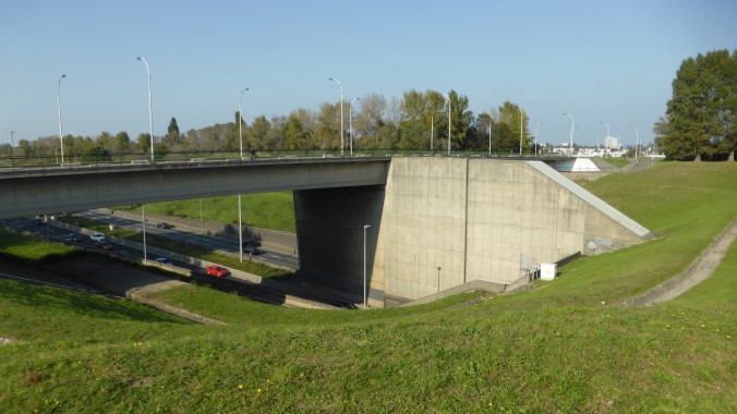 The access for cyclists is hidden inside the massive concrete structure between carriageways of the motorway. Drivers often do not even realise there is a cycling path in the tunnel.