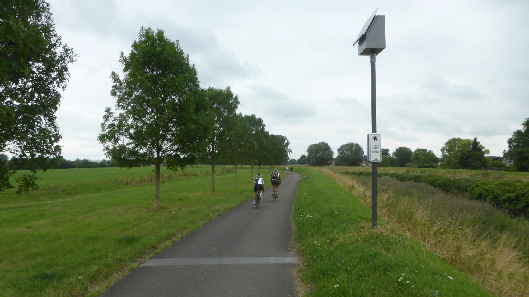 In Eppegem the new cycle path connects to an existing asphalt path continuing along Zenne to Vilvoorde.