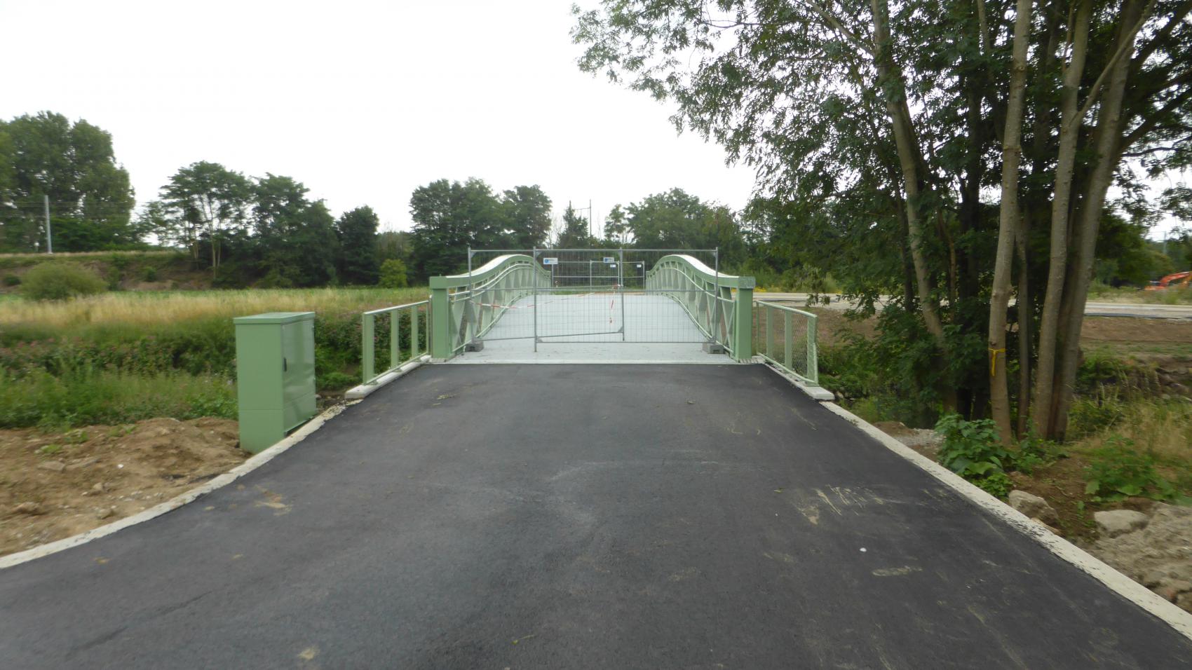 New cycling bridge over Zenne in Eppegem. The bridge is 5 m wide to provide 4 m of safe riding width and 0.5 m of shoulder on each side.